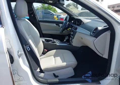 2013 Mercedes-Benz C 250 Luxury/Sport из США, поврежденный, VIN WDDGF4HB7DR291503